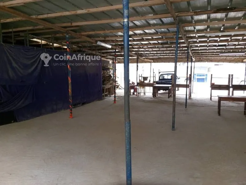 Terrain 300 m² avec hangar — Yopougon Ananerai