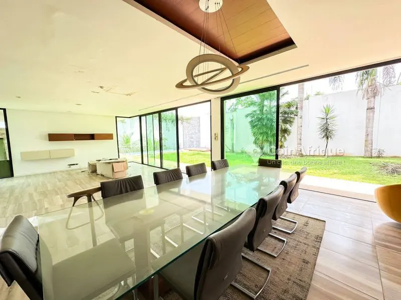 Villa duplex 10 pièces avec piscine — Riviera M'badon