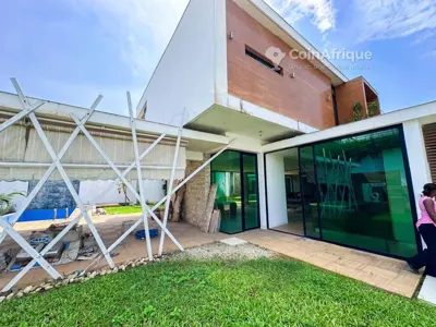 Villa duplex 10 pièces avec piscine — Riviera M'badon