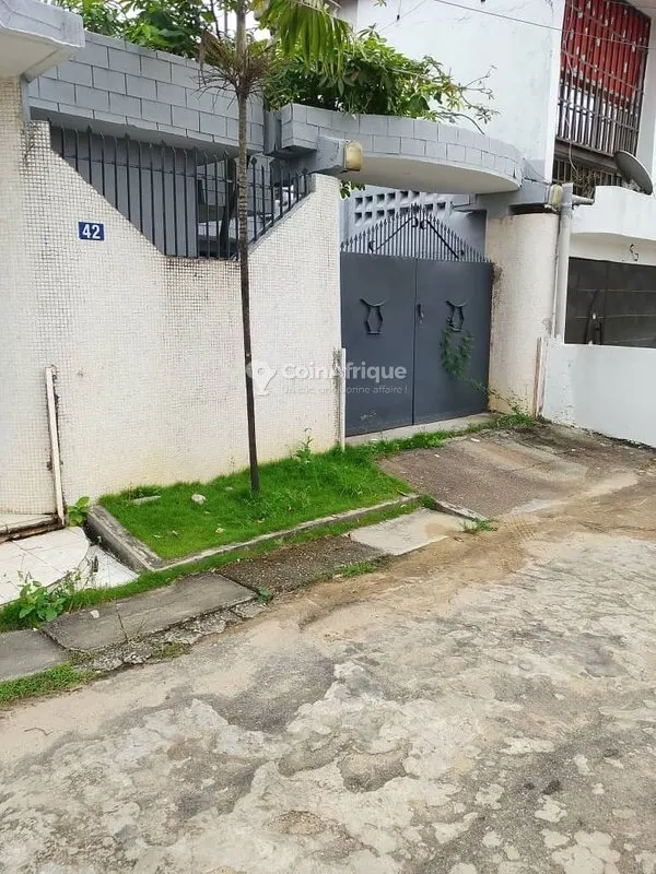 Villa basse 4 pièces avec garage — Cocody Riviera Palmeraie