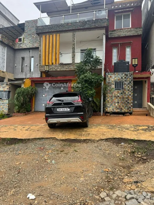Maison triplex 5 chambres avec garage — Féh Kessé