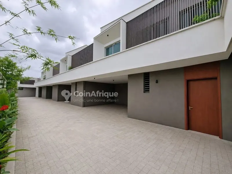 Villa 3 pièces avec dépendance — Cocody Riviera