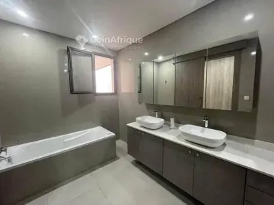 Appartement haut standing 4 pièces avec piscine commune — Cocody 2 Plateaux