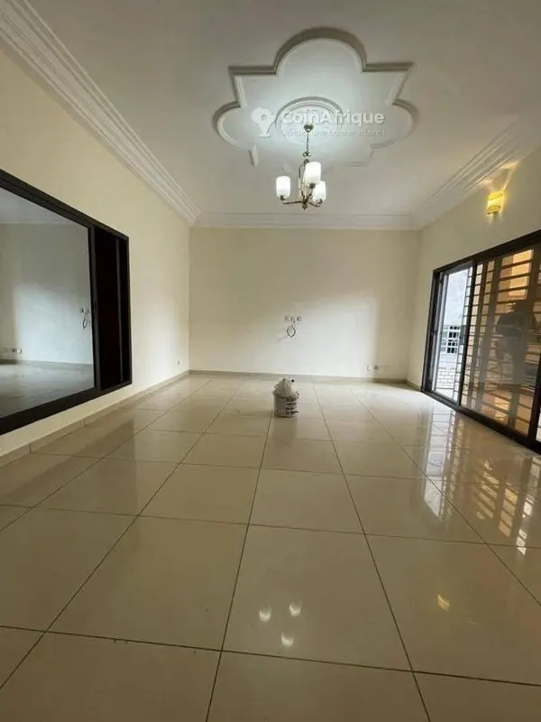 Appartement 3 pièces — Cocody Riviera Palmeraie