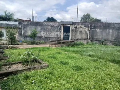 Terrain 1087 m² avec bâtisse — Cocody 2 Plateaux Macassi