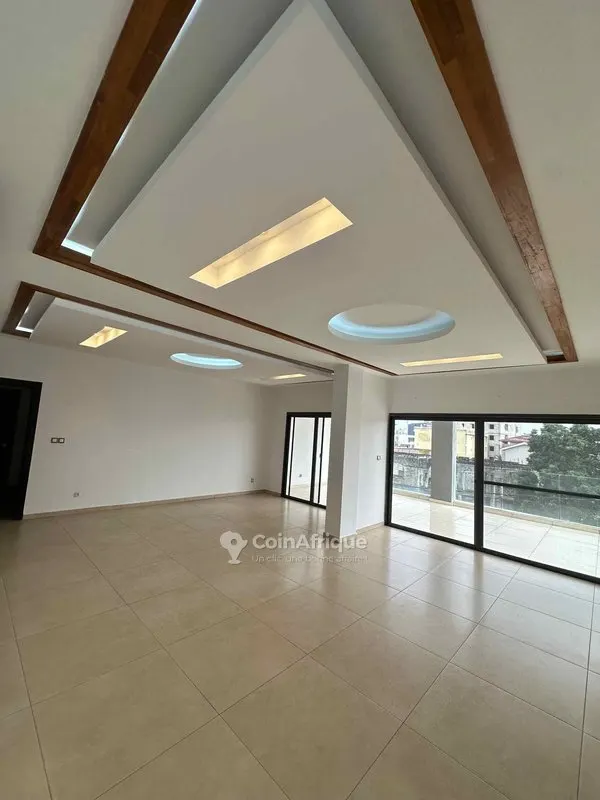 Appartement 4 pièces avec piscine — Cocody Riviera 4
