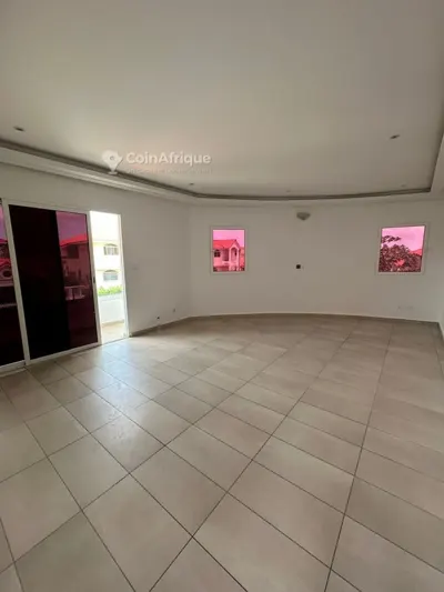 Villa duplex 6 pièces avec piscine et garage — Cité Carmelia